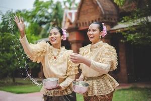 Portrait schöne Frauen beim Songkran-Festival mit traditioneller thailändischer Tracht foto