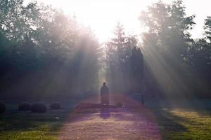 Gedenkstatue, beleuchtet von Sonnenlicht, Landschaftsfoto foto