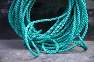 Grünes Seil, das am Dock des Schiffes festgebunden ist, Stock Foto