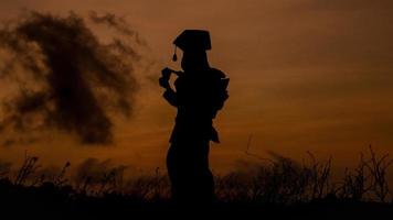 silhouette leute, graduierung - kostenloser hintergrund silhouette leute redaktionell foto