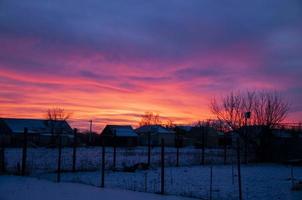Landschaftsfotografie eines wunderschönen Wintersonnenuntergangs. foto