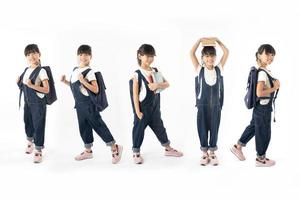 satz junger asiatischer studentinnen, die buch mit schultasche halten, lokalisiert auf weißem hintergrund, lern- und bildungskinderkonzept