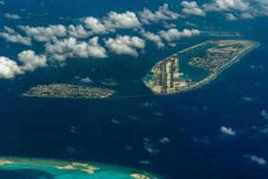 männliche maledivenbrücke und flughafenpanoramalandschaft foto