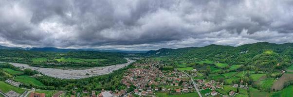 borghetto di borbera pemonte italien dorf luftbild panorama foto