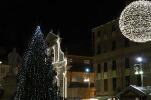 chiavari historische mittelalterliche stadtstraßenbeleuchtung zu weihnachten foto