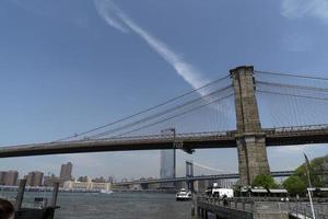 New York, Usa, 2. Mai 2019 - Dumbo Blick auf die Brooklyn Bridge voller Touristen foto