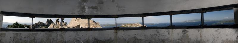 ein türkisblauer meerblick vom bunker des ii. weltkriegs in sardinien italien foto