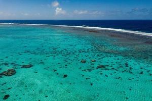 Luftaufnahme der Wellen am Riff der Cookinseln von Polynesien foto