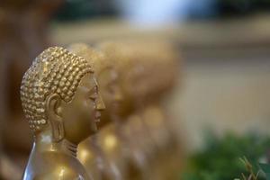 japanische buddah-statue isoliert nah oben foto