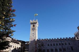 trento, italien - 9. dezember 2017 - leute am traditionellen weihnachtsmarkt foto