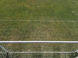 Country-Fußballplatz grünes Gras mit gelben Blüten foto