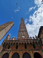 bologna italien mittelalterliche turmansicht foto