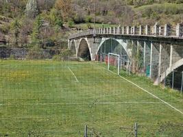 Country-Fußballplatz mit Blumen foto