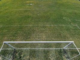 Country-Fußballplatz grünes Gras mit gelben Blüten foto