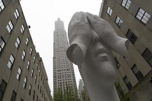 New York, Usa - 5. Mai 2019 - Skulptur im Rockefeller Center hinter der Mauer foto