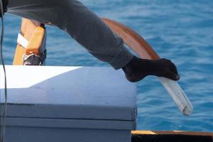 maledivisches treibendes dhoni-boot im blauen ozean mit fuß foto