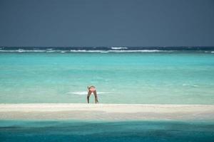 schönes Mädchen auf Malediven tropisches Strandparadies foto