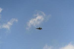 F16 Flugzeug fliegt foto