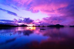 landschaft langzeitbelichtung von majestätischen wolken am himmel sonnenuntergang oder sonnenaufgang über dem meer mit reflexion im tropischen meer. schöne wolkengebilde landschaft. erstaunliches licht der natur landschaft natur hintergrund foto