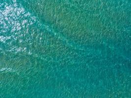 Luftaufnahme der Meeresoberfläche, Vogelperspektive Foto von blauen Wellen und Wasseroberflächenstruktur, türkisfarbener Meereshintergrund, wunderschöne Natur, erstaunlicher Blick auf den Meereshintergrund
