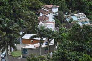 rio, brasilien - 26. november 2022, residenzen in berggebiet mit wald herum foto