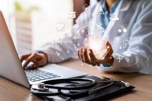 Medizin Arzt arbeitet und berührt Hologramm moderne virtuelle Bildschirmschnittstelle, Gesundheitswesen und futuristisches Technologiekonzept foto