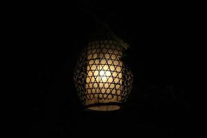 Ästhetische Lampe im Dunkeln foto