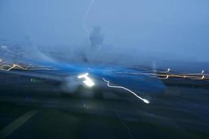 Flughafenlichter in Bewegung, während das Flugzeug nachts abhebt foto