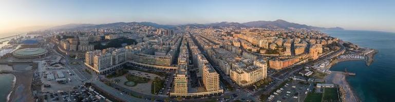 genua foce bezirk luftbild panorama riesige landschaft von expo und kennedy ort und gebäuden foto