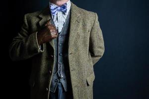 Porträt eines eleganten englischen Herrn im Tweed-Anzug, der stolz steht. Vintage-Stil und Retro-Mode des britischen Gentleman. foto