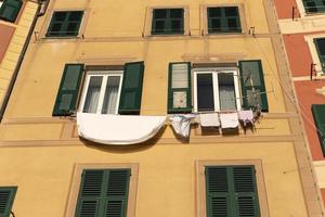 Camogli-Hauswäsche, die an der Sonne trocknet foto