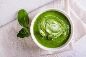 frische Brokkoli-Püreesuppe in einer Schüssel auf dem Tisch. vegetarisches Essen. Ansicht von oben. Nahaufnahme foto