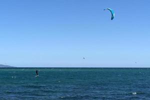 la ventana, mexiko - 16. februar 2020 - kitesurfen am windigen strand foto