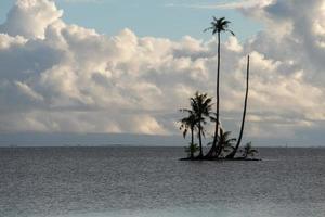 wunderbarer sonnenuntergang in bora bora französisch-polynesien foto