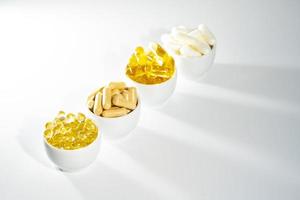 Vitamin D, Omega 3, Omega 6, Nahrungsergänzungsmittel Ölgefülltes Fischöl, Vitamin A, Vitamin E, Leinsamenöl. foto