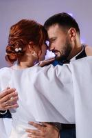 der erste Hochzeitstanz der Braut und des Bräutigams foto