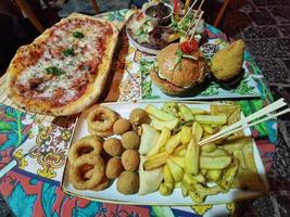 sizilianische hausgemachte pizza und fritto misto gebratener teller foto