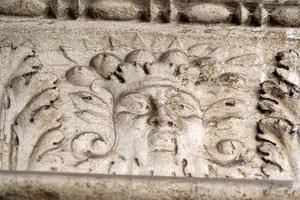 venedig, italien - 15. september 2019 - dogenherzoglicher palast hauptstadt der säule am wegerand skulptur detail foto