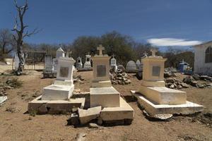 Alter mexikanischer Friedhof im Bergbaudorf El Triunfo Baja California Sur foto