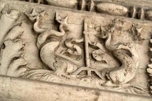 venedig, italien - 15. september 2019 - dogenherzoglicher palast hauptstadt der säule am wegerand skulptur detail foto