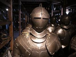 viele mittelalterliche Helmrüstungen aus Eisenmetall foto