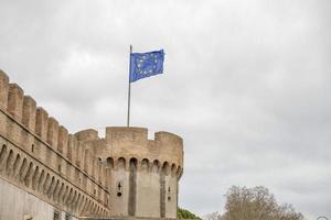 EU-Flagge weht auf der Engelsburg in Rom foto