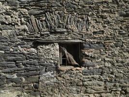 altes Fenster auf mittelalterlichem italienischem Haus foto