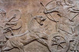 altes babylonisches und assyrisches Flachrelief foto