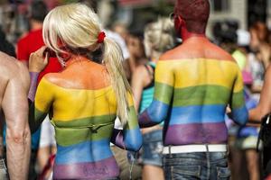 Regenbogen-Friedensflaggenkörper des homosexuellen Stolzes gemalt foto