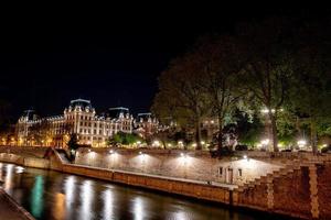 Conciergerie des Pariser Justizpalastes bei Nacht foto
