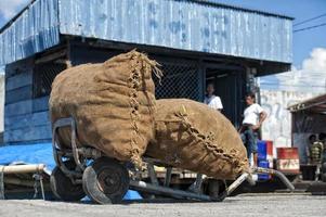 indonesische menschen, die im hafen arbeiten foto