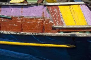 Fischerboot im Hafen von Indonesien foto