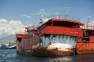 Fischerboot im Hafen von Indonesien foto