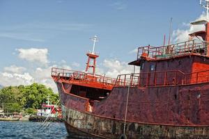 Fischerboot im Hafen von Indonesien foto